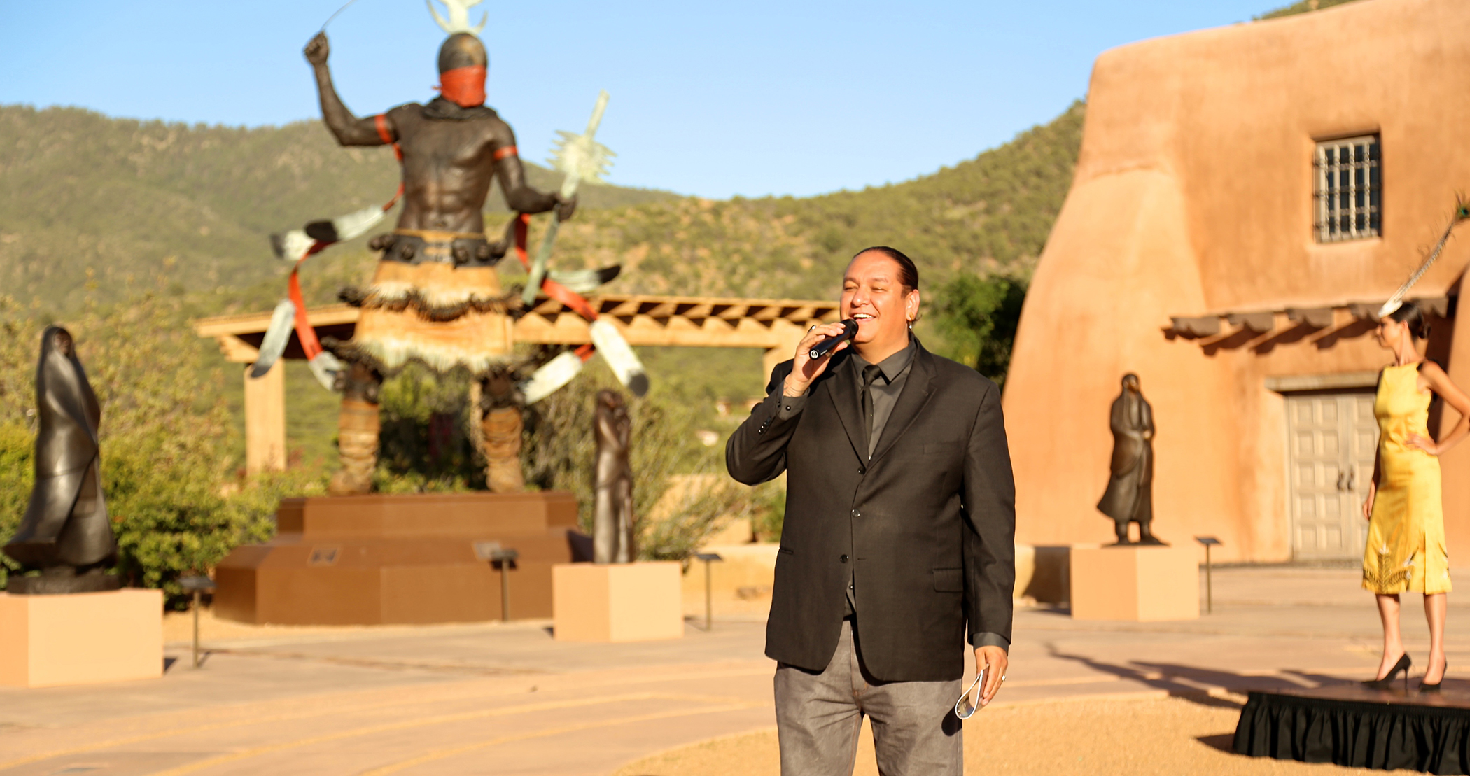 Dallin Maybee at a SWAIA event on Museum Hill in Santa Fe. Photography: © Robert I. Mesa/Courtesy SWAIA/Santa Fe Indian Market