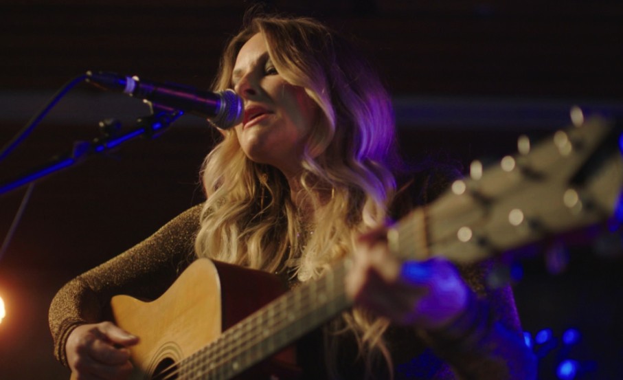 Elizabeth Cook in "The Easy Kind"